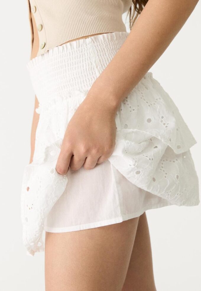 Flödande skort med broderi