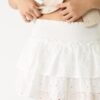 Flödande skort med broderi