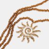 Halsband med pärlor i form av en sol Halsband med pärlor i form av en sol