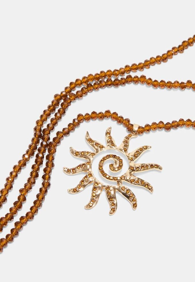 Halsband med pärlor i form av en sol Halsband med pärlor i form av en sol