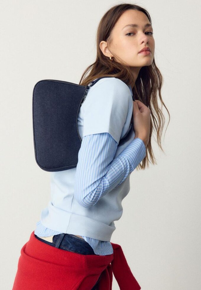 Halvmåneformad axelväska i denim