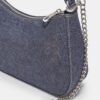 Halvmåneformad axelväska i denim