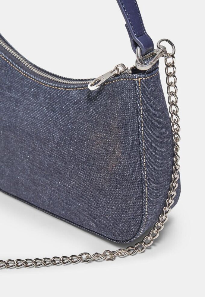 Halvmåneformad axelväska i denim