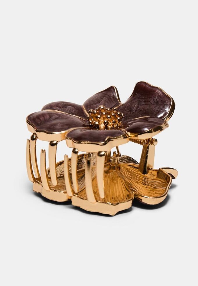 Hårspänne med metallisk blomma
