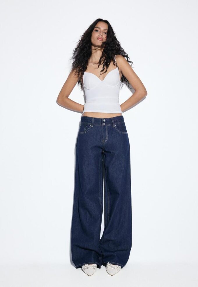 Jeans med låg midja och dubbla knappar Jeans med låg midja och dubbla knappar