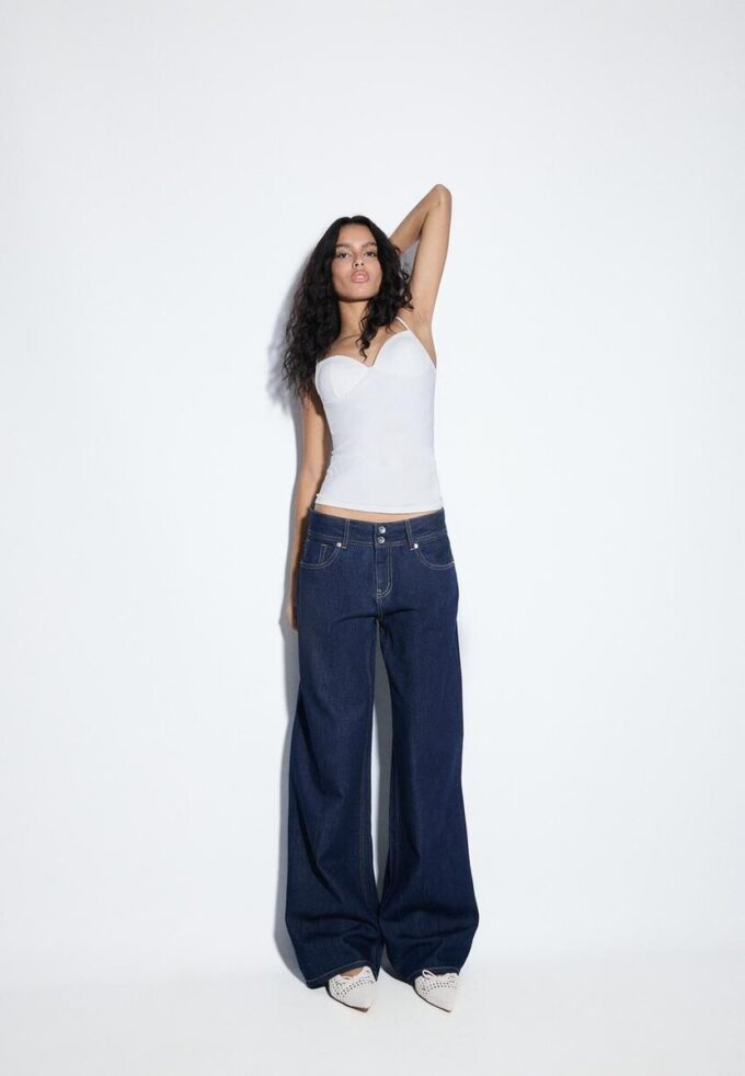 Jeans med låg midja och dubbla knappar Jeans med låg midja och dubbla knappar