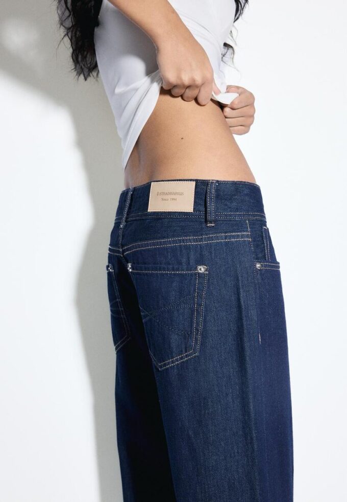 Jeans med låg midja och dubbla knappar Jeans med låg midja och dubbla knappar