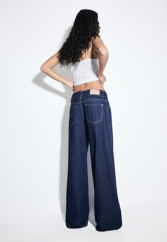 Jeans med låg midja och dubbla knappar Jeans med låg midja och dubbla knappar