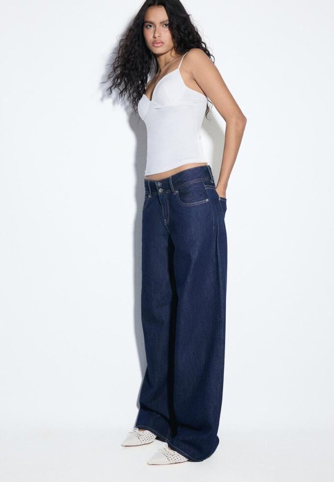 Jeans med låg midja och dubbla knappar Jeans med låg midja och dubbla knappar