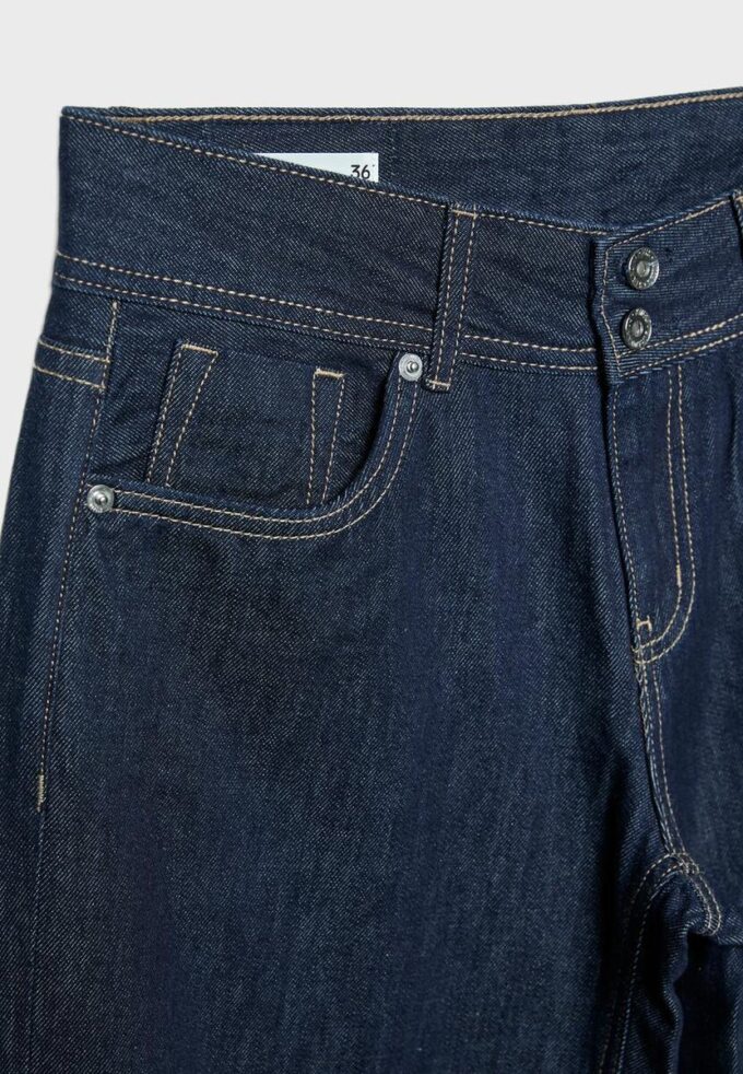 Jeans med låg midja och dubbla knappar Jeans med låg midja och dubbla knappar