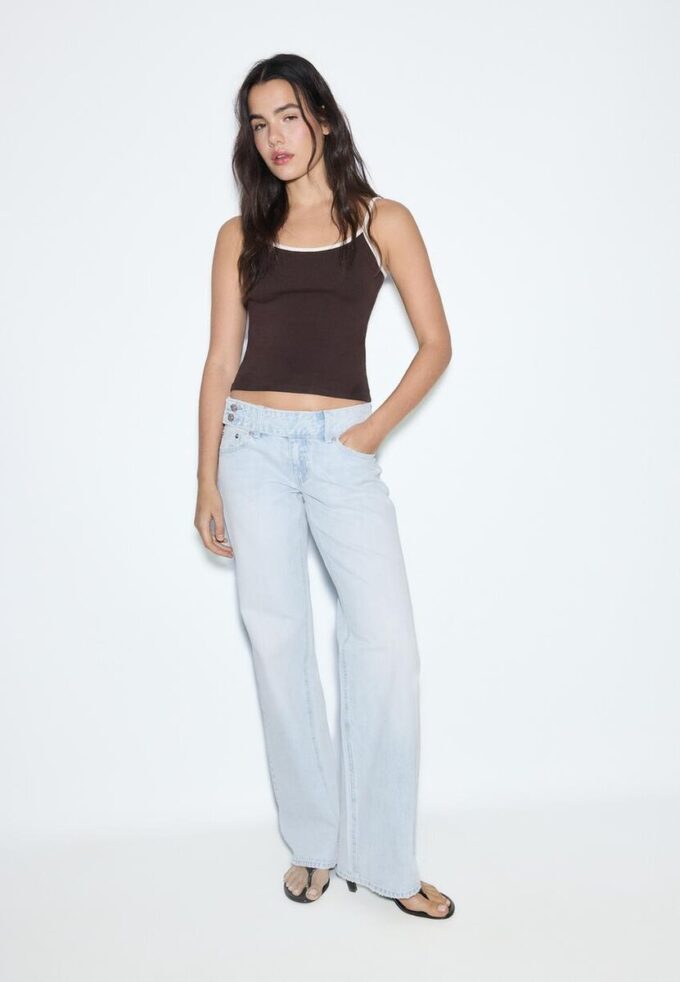 Jeans med låg midja och raka ben samt hammarsöm i midjan Jeans med låg midja och raka ben samt hammarsöm i midjan