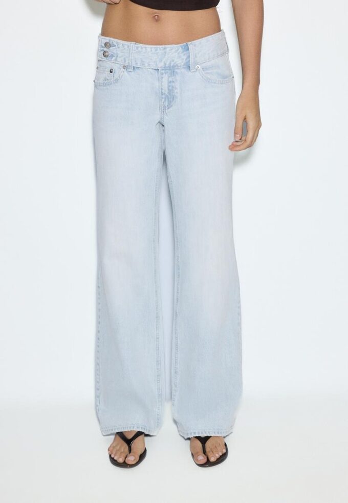 Jeans med låg midja och raka ben samt hammarsöm i midjan Jeans med låg midja och raka ben samt hammarsöm i midjan