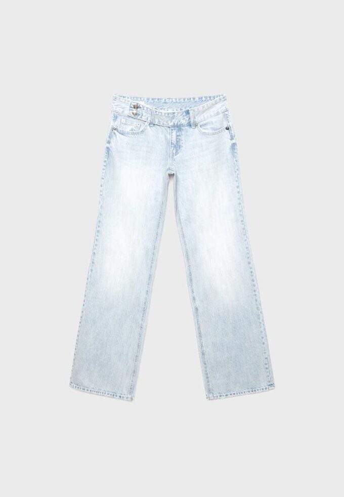 Jeans med låg midja och raka ben samt hammarsöm i midjan Jeans med låg midja och raka ben samt hammarsöm i midjan