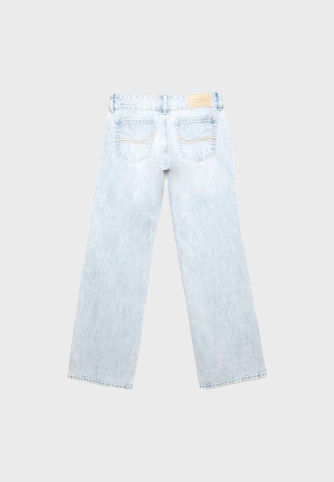 Jeans med låg midja och raka ben samt hammarsöm i midjan Jeans med låg midja och raka ben samt hammarsöm i midjan