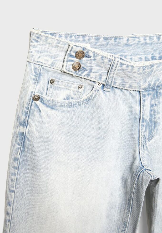 Jeans med låg midja och raka ben samt hammarsöm i midjan Jeans med låg midja och raka ben samt hammarsöm i midjan