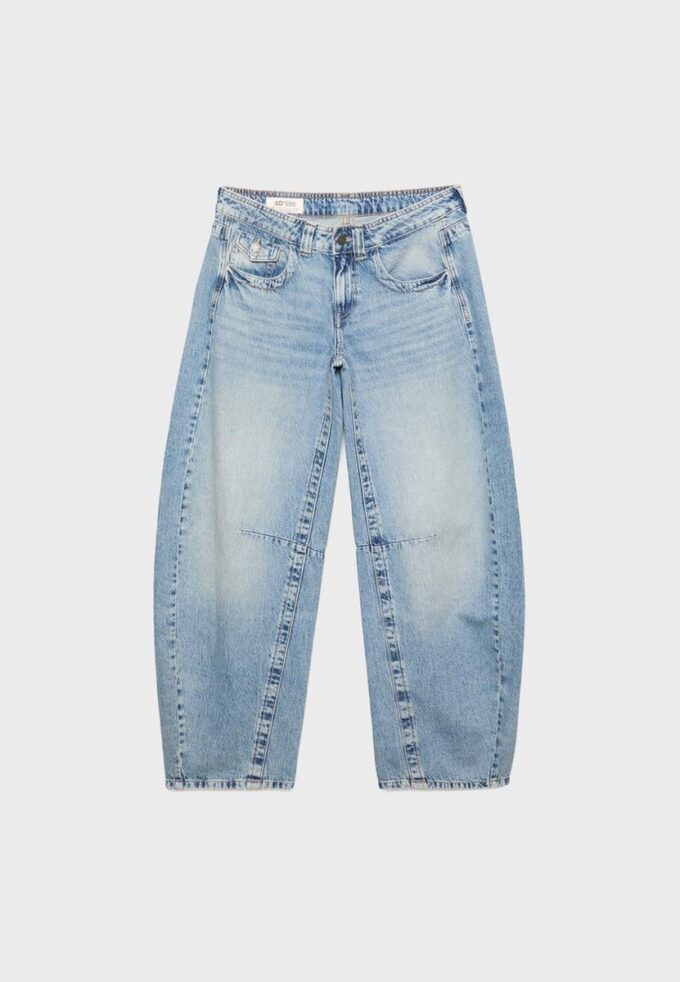 Jeans med låg midja och rörformade ben Jeans med låg midja och rörformade ben