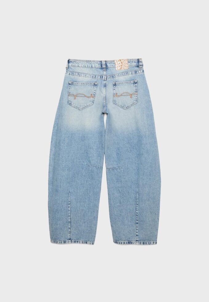 Jeans med låg midja och rörformade ben Jeans med låg midja och rörformade ben