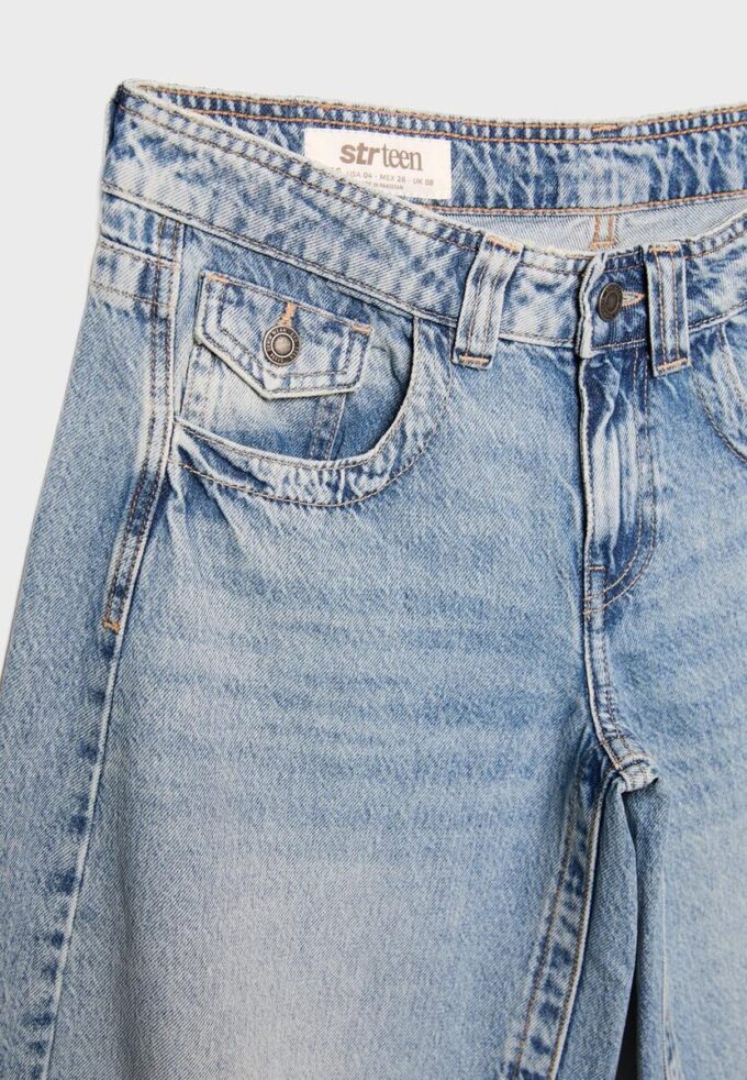 Jeans med låg midja och rörformade ben Jeans med låg midja och rörformade ben