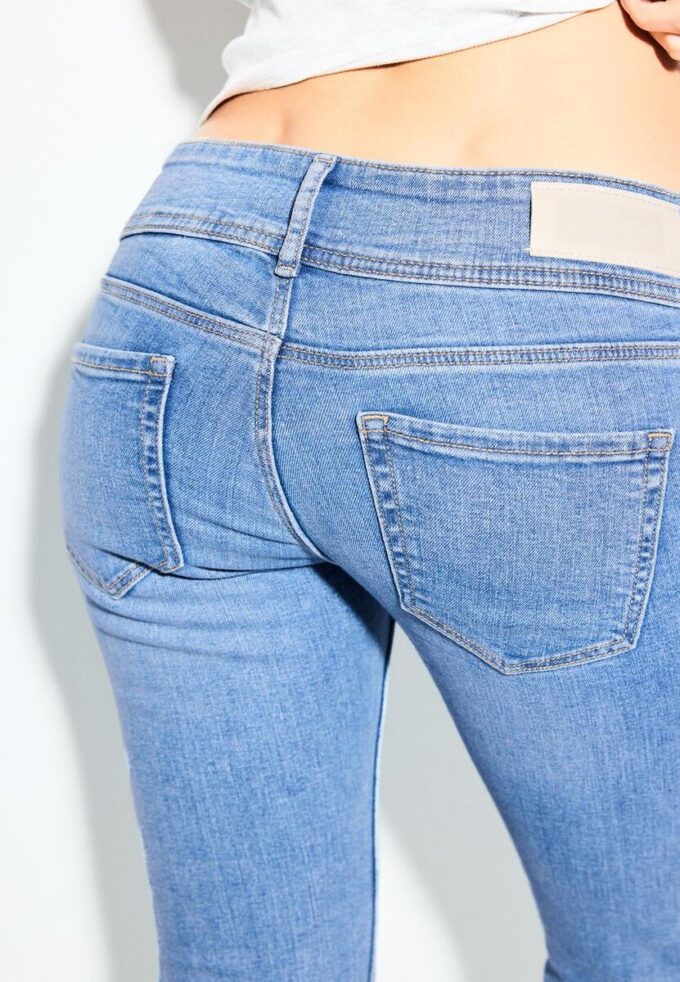 Jeans med låg midja och smal passform