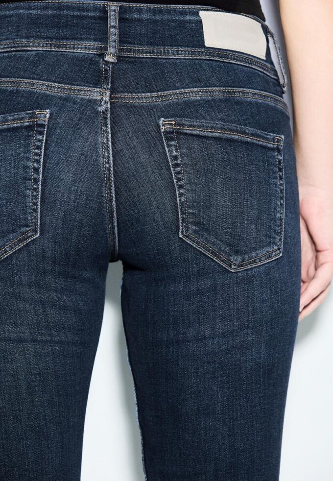 Jeans med låg midja och smal passform
