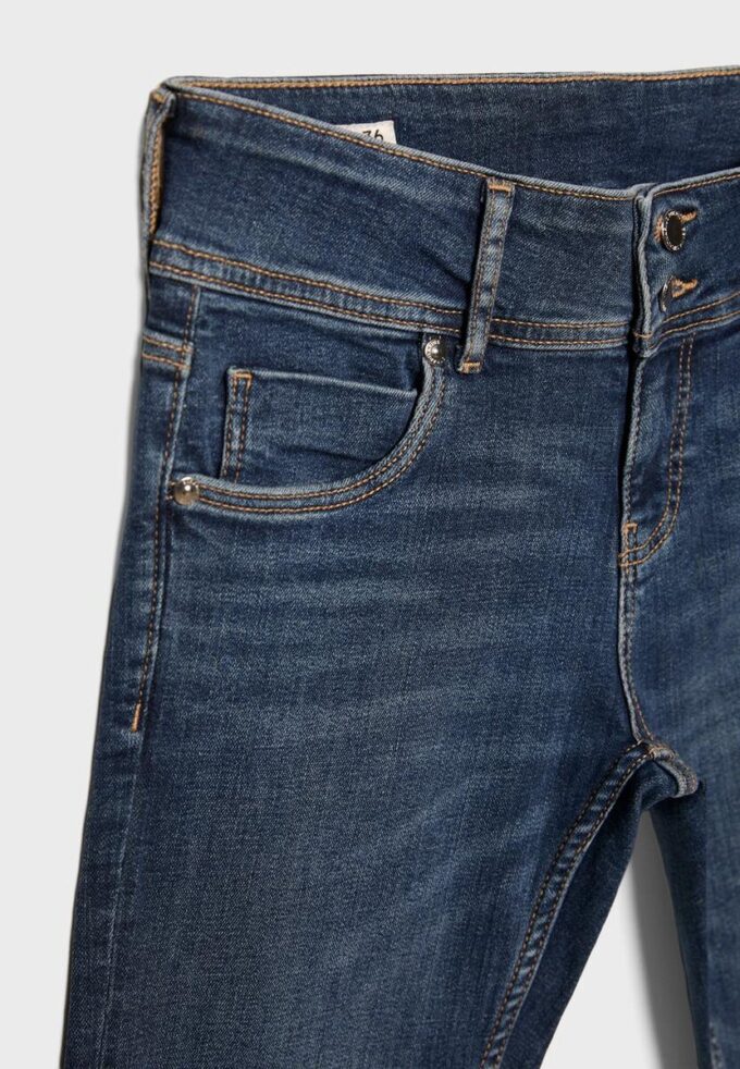 Jeans med låg midja och smal passform