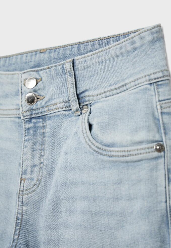 Jeans med låg midja och smal passform Jeans med låg midja och smal passform
