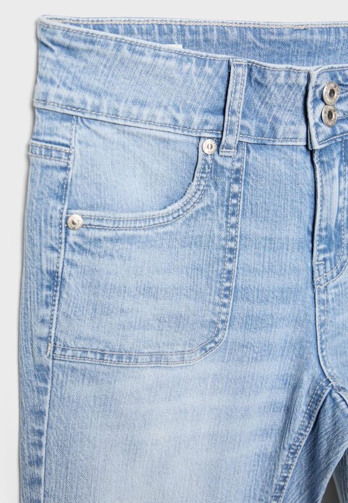 Jeans med låg midja och sömfickor