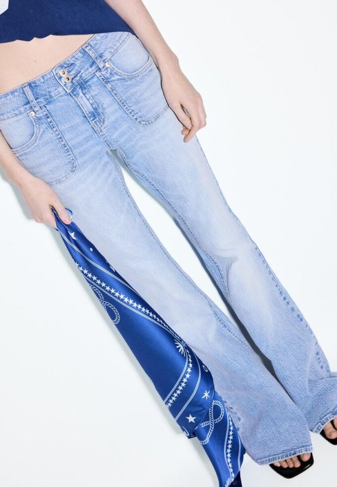 Jeans med låg midja och sömfickor