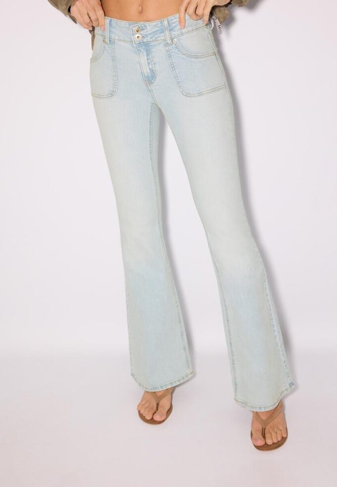 Jeans med låg midja och sömfickor