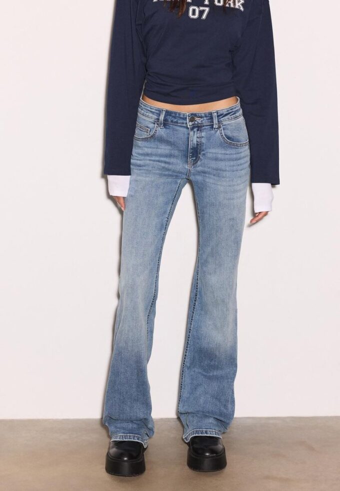 Jeans med låg midja och utsvängda ben Jeans med låg midja och utsvängda ben