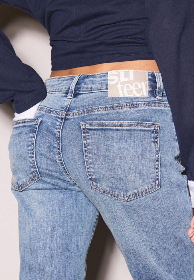 Jeans med låg midja och utsvängda ben Jeans med låg midja och utsvängda ben