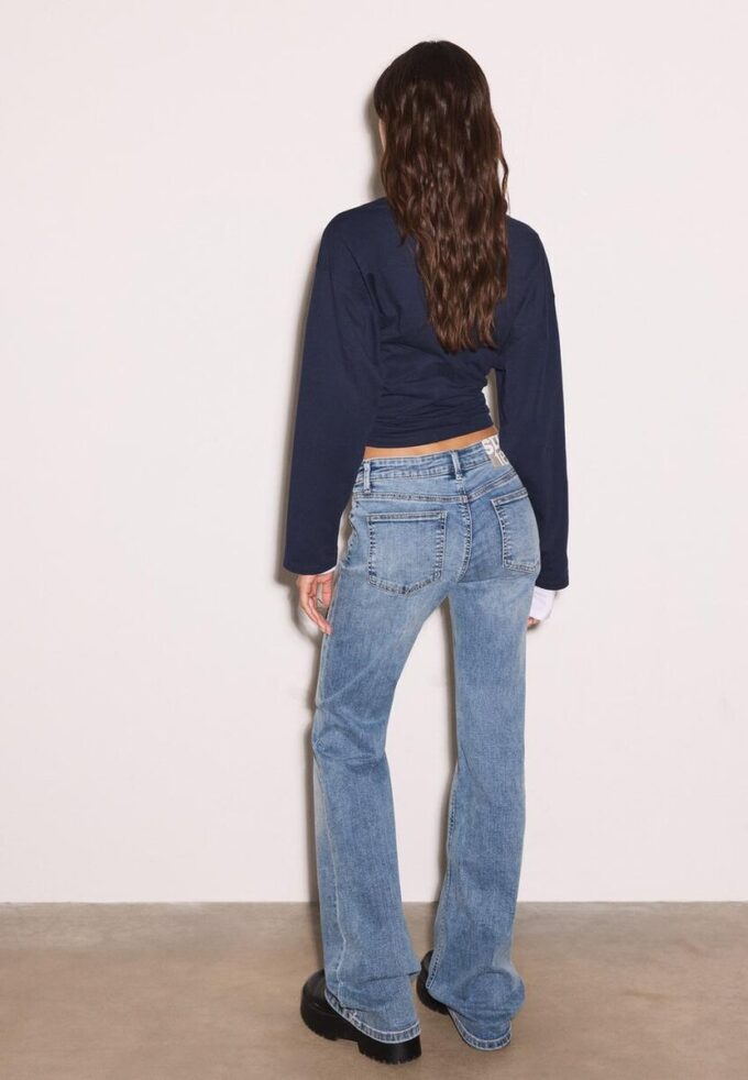 Jeans med låg midja och utsvängda ben Jeans med låg midja och utsvängda ben