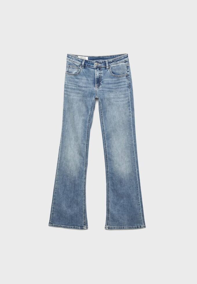 Jeans med låg midja och utsvängda ben Jeans med låg midja och utsvängda ben