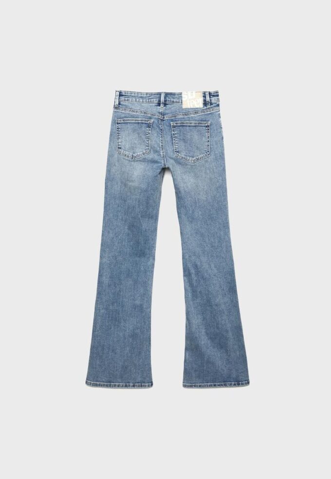 Jeans med låg midja och utsvängda ben Jeans med låg midja och utsvängda ben