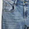Jeans med låg midja och utsvängda ben Jeans med låg midja och utsvängda ben