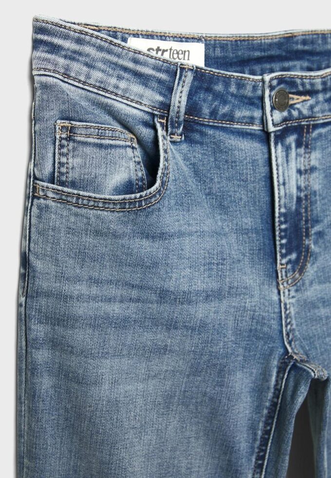 Jeans med låg midja och utsvängda ben Jeans med låg midja och utsvängda ben