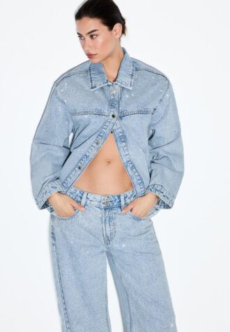 Jeansjacka med påsydda fickor och strass Jeansjacka med påsydda fickor och strass