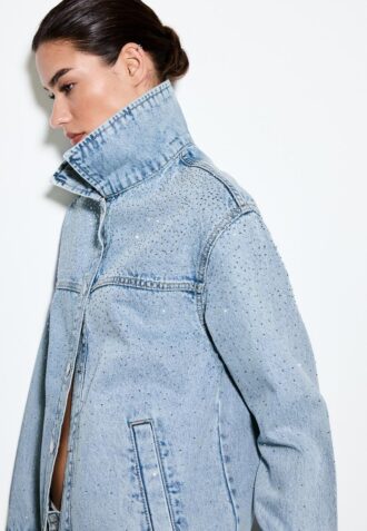 Jeansjacka med påsydda fickor och strass Jeansjacka med påsydda fickor och strass