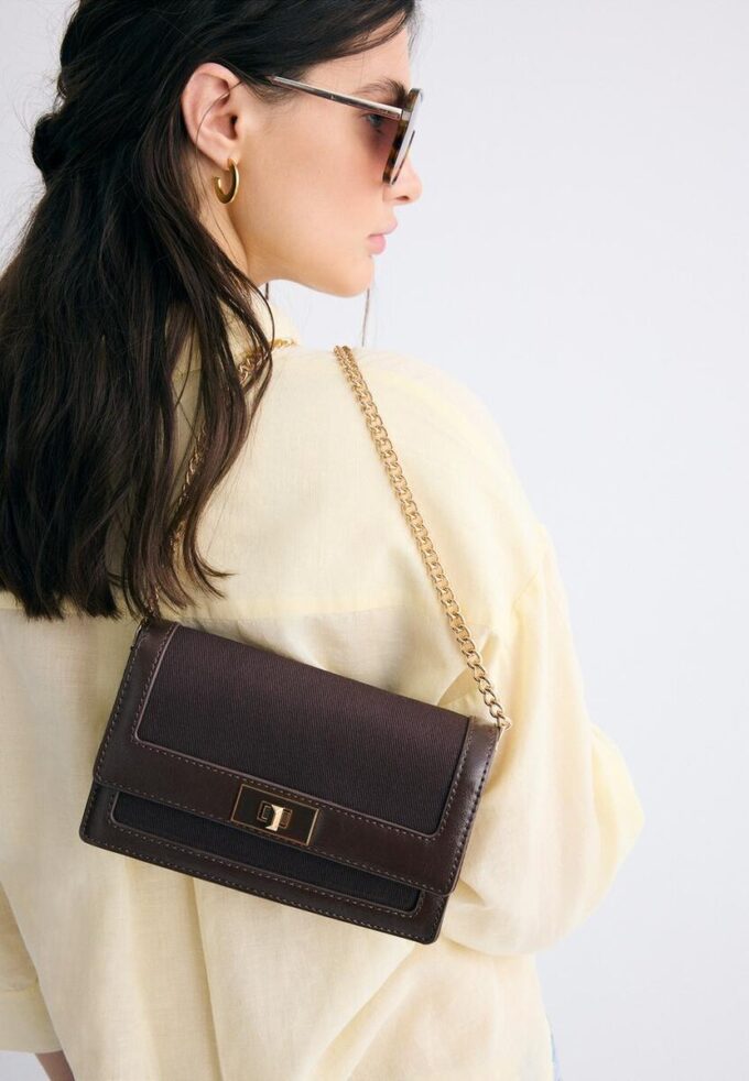 Kontrastfärgad crossbody-väska i canvas