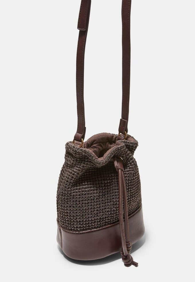 Kontrastfärgad virkad crossbody-väska