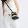 Kontrastfärgad virkad crossbody-väska