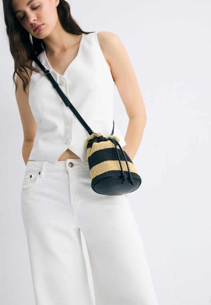 Kontrastfärgad virkad crossbody-väska