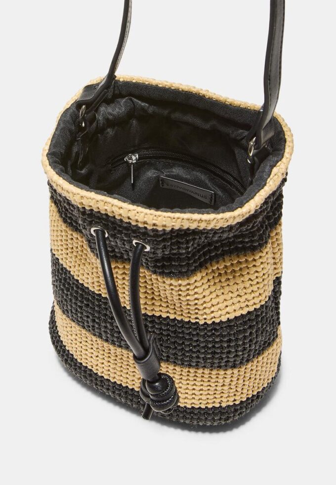 Kontrastfärgad virkad crossbody-väska