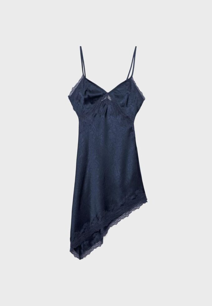 Kort asymmetrisk satinklänning Kort asymmetrisk satinklänning