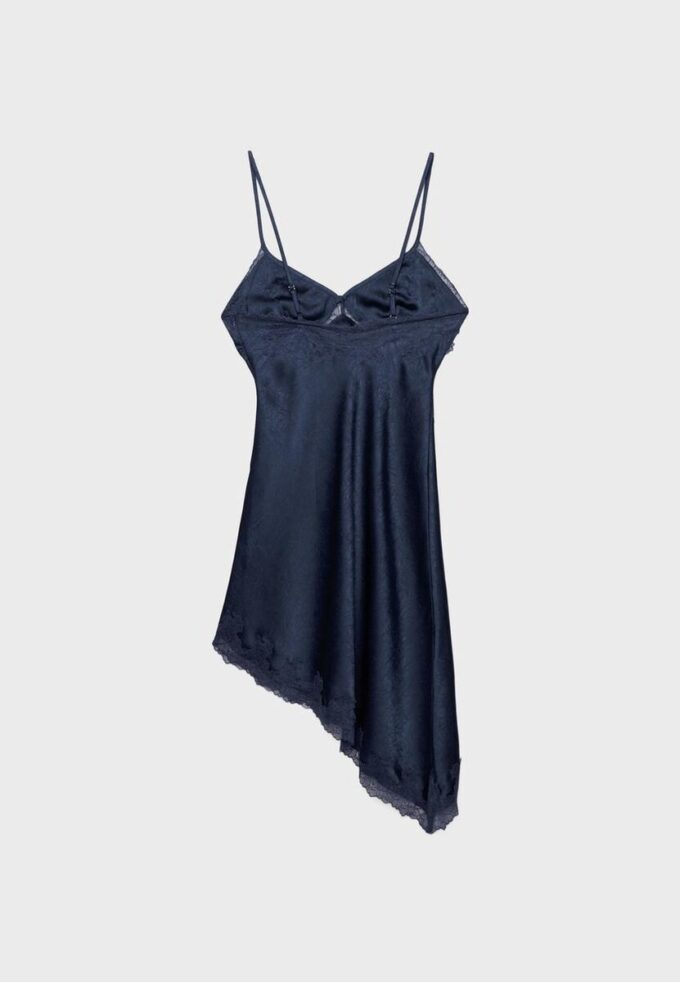 Kort asymmetrisk satinklänning Kort asymmetrisk satinklänning