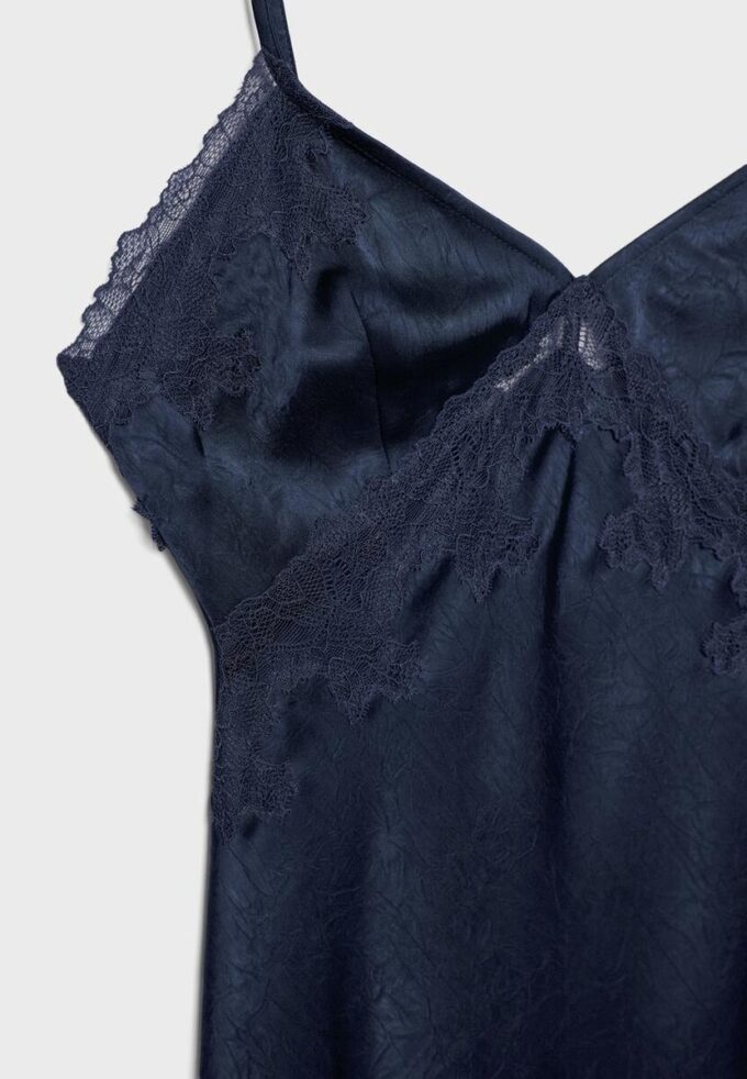 Kort asymmetrisk satinklänning Kort asymmetrisk satinklänning