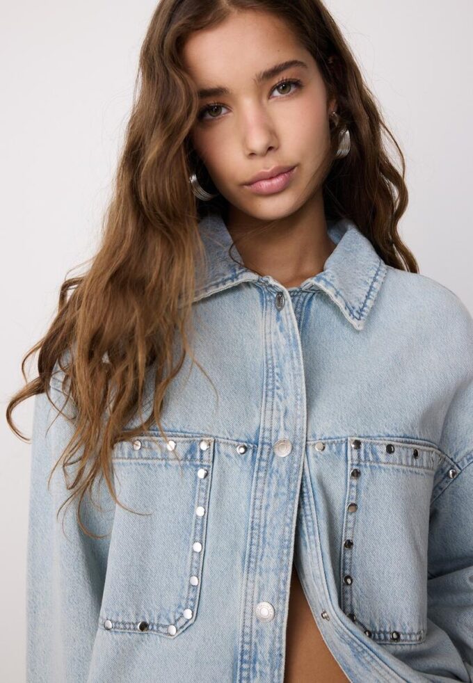 Kort denimskjorta med nitar Kort denimskjorta med nitar