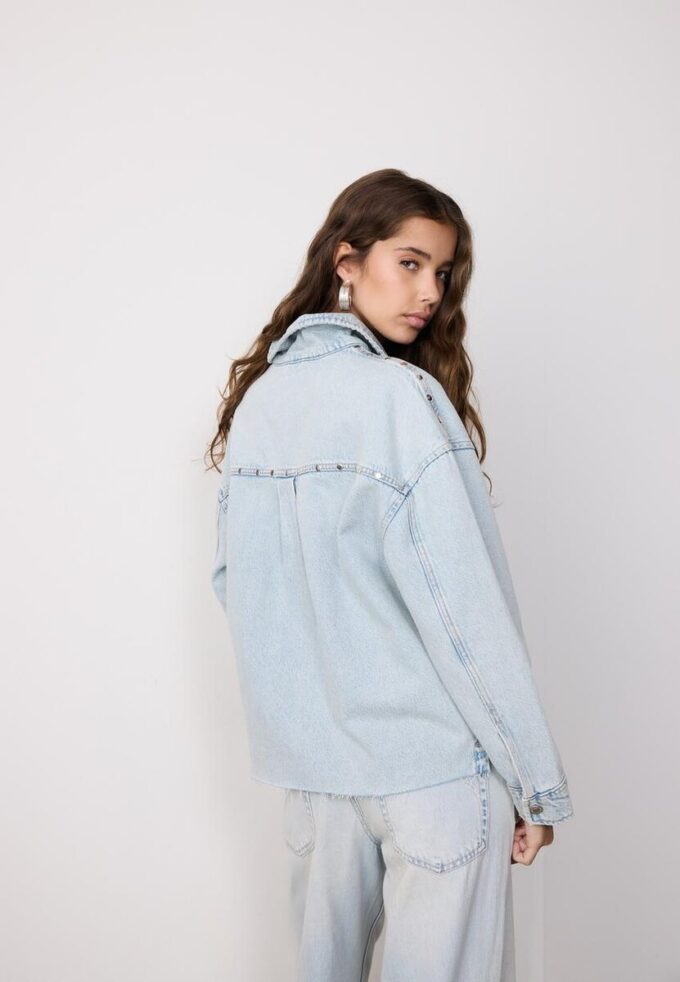 Kort denimskjorta med nitar Kort denimskjorta med nitar