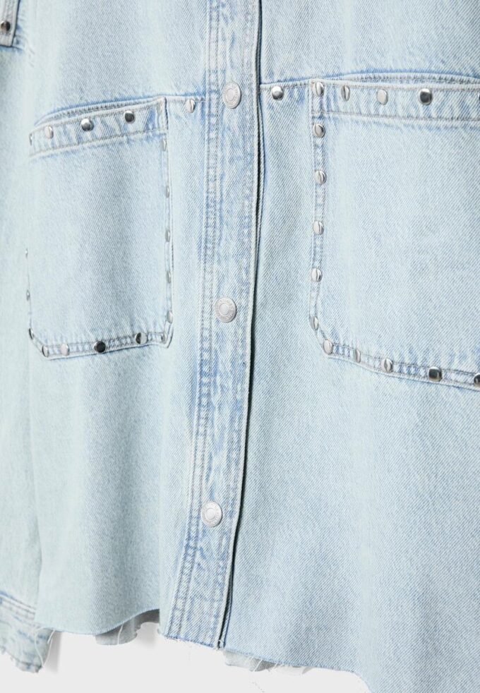 Kort denimskjorta med nitar Kort denimskjorta med nitar