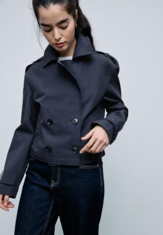 Kort dubbelknäppt trenchcoat